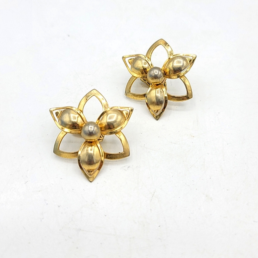 Sarah Coventry Flower Floral Snowflake Layered Gold tone Clip Earrings Vintage